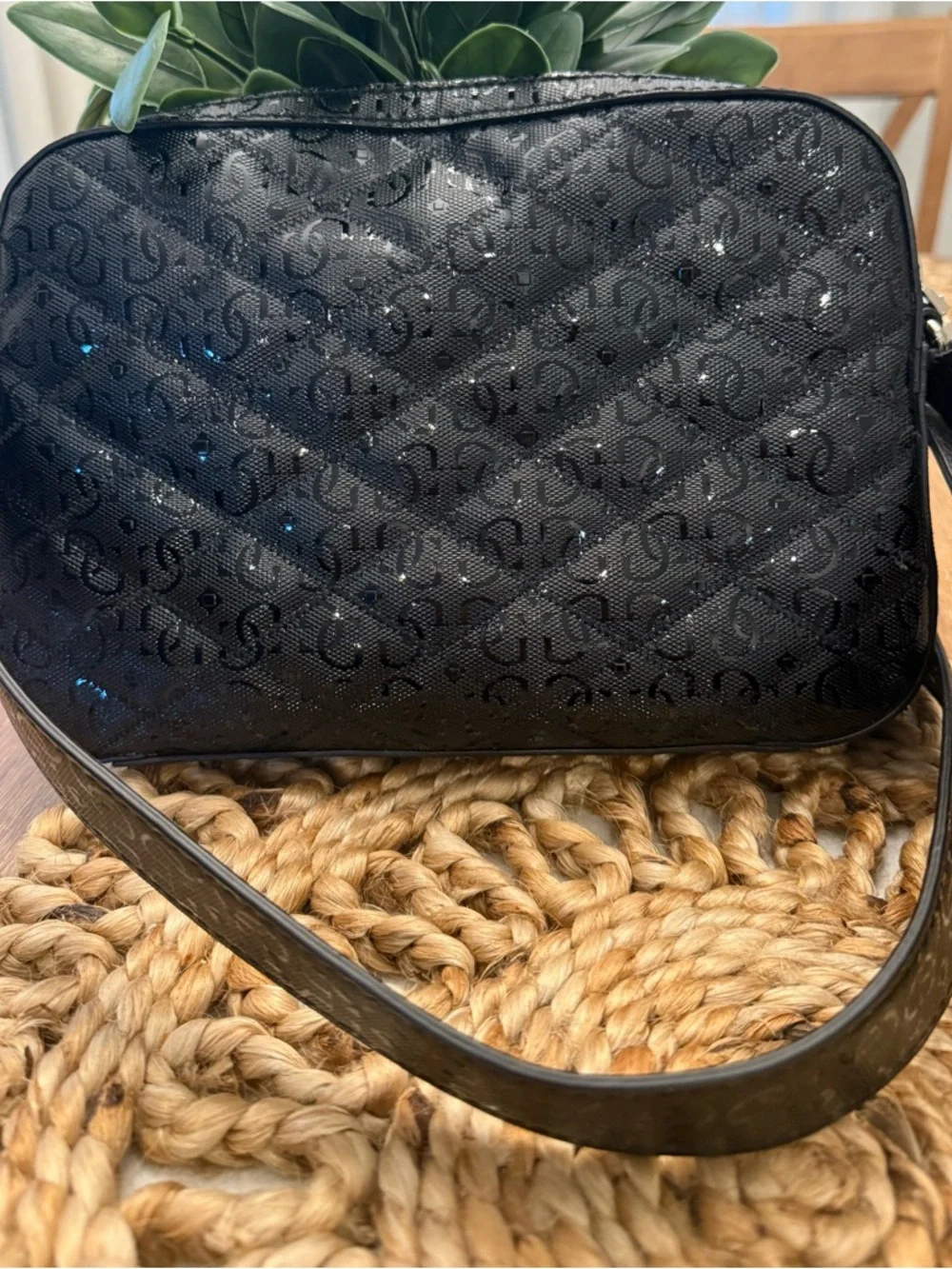 Guess compact black